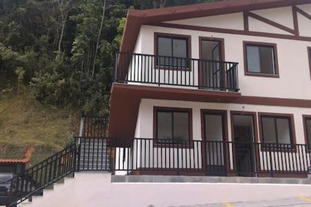 Petropolis, Alameda Pedras
